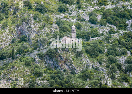 Kirche Unserer Lieben Frau von Remedy und alten Festungsmauern am Hang des Saint John Berg oberhalb der Altstadt von Kotor, die Stadt in der Bucht von Kotor, Montenegro Stockfoto