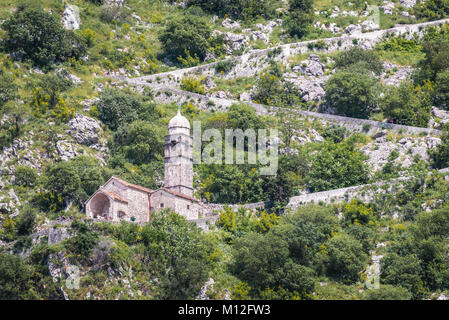 Kirche Unserer Lieben Frau von Remedy und alten Festungsmauern am Hang des Saint John Berg oberhalb der Altstadt von Kotor, die Stadt in der Bucht von Kotor, Montenegro Stockfoto