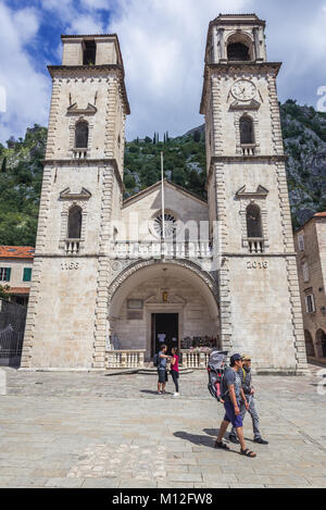 Fassade der Römisch-katholischen Sankt-tryphon auf der alten Stadt Kotor Küstenstadt, in der Bucht von Kotor der Adria, Montenegro entfernt Stockfoto