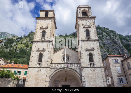 Römisch-katholische Kathedrale von Saint Tryphon auf der alten Stadt Kotor Küstenstadt, in der Bucht von Kotor der Adria, Montenegro entfernt Stockfoto