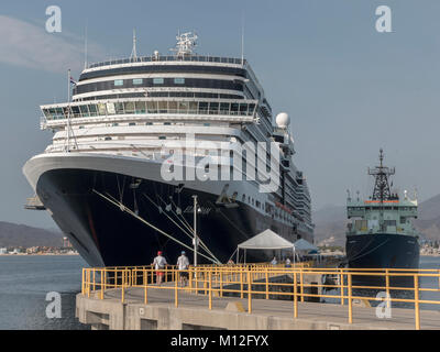 Holland America Cruise Line ms Eurodam in Hafen von Manzanillo, Mexiko auf der Jungfernfahrt durch den Panamakanal April 2017 Stockfoto