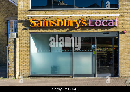 Eine Filiale von Sainsbury's Lokalen. Eine kleine, lokale Sainsbury Supermarkt im Süden Londons. Stockfoto