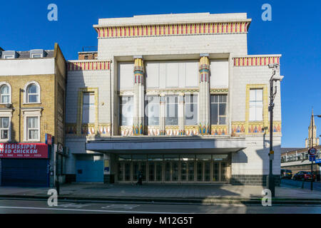 Die ägyptischen Stil Art Deco Gracepoint in Essex Road, Islington. Die ehemals Carlton Kino eröffnet im Jahre 1930. Stockfoto