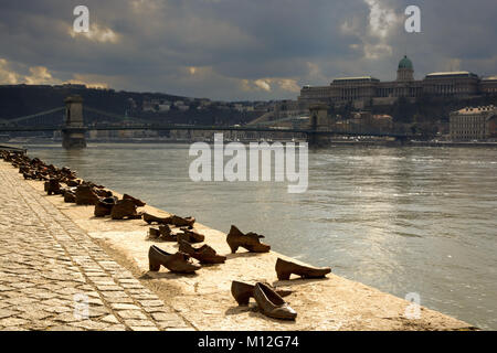 Schuhe am Donauufer Denkmal gegen Royal Palace in Budapest Stockfoto