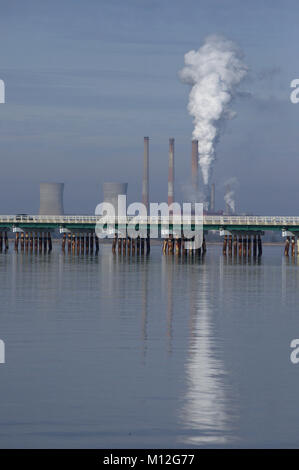 Kohle Energie zur Stromerzeugung mit Rauch aus dem Schornstein in Maryland mit Brücke im Vordergrund Stockfoto