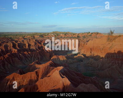 Die marslandschaft von Cuzco, die Rote Wüste, Teil der Kolumbianischen Tatacoa Wüste. Die Gegend ist eine uralte getrocknete Wald und beliebtes Reiseziel Stockfoto