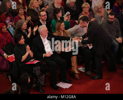 Der Führer der Jeremy Corbyn (sitzend) beglückwünscht Jonathan Ashworth MP, Schatten Gesundheitsminister, nach seiner Rede auf der Kundgebung an der Westminster Central Methodist Hall in London, zu fordern, dass die Regierung führt ein Not-Budget für das NHS im Winter Krise zu beenden. Stockfoto