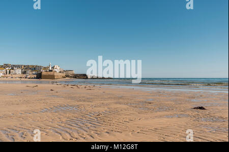 Blick auf St. Ives von Porthminster Beach, Cornwall, Großbritannien Stockfoto