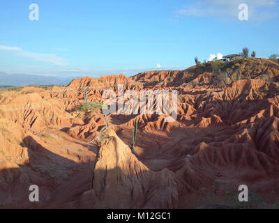 Die marslandschaft von Cuzco, die Rote Wüste, Teil der Kolumbianischen Tatacoa Wüste. Die Gegend ist eine uralte getrocknete Wald und beliebtes Reiseziel Stockfoto