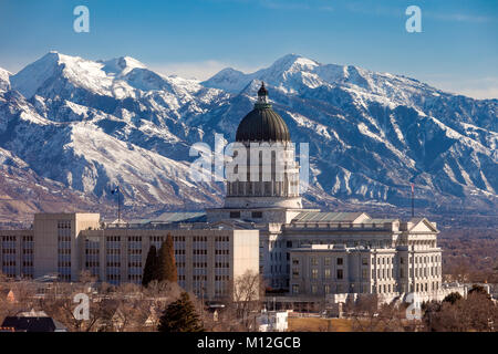 Utah State Capitol Building und die Berge der Wasatch Range jenseits, Salt Lake City, Utah, USA Stockfoto