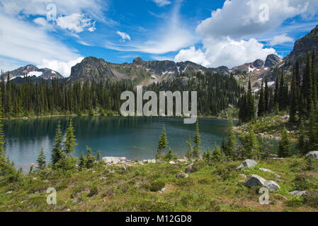 Sommer Blick von Eva See mit interessanten Wolken und tiefblauen Himmel. Einige Schnee auf den Bergen im Hintergrund. Stockfoto