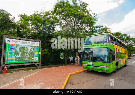 Touristen, die Iguaçu Wasserfälle an der Grenze Brazil-Argentina, Iguaçu Nationalpark, Paraná, Brasilien Stockfoto