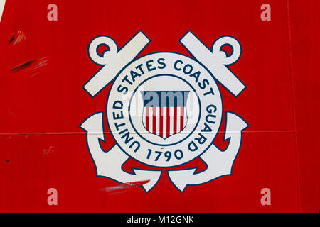 Der United States Coast Guard Logo auf der USCGC Ahorn, eine zugelassene Seefahrtzeit Boje Ausschreibung, Baltimore, Maryland, USA. Stockfoto