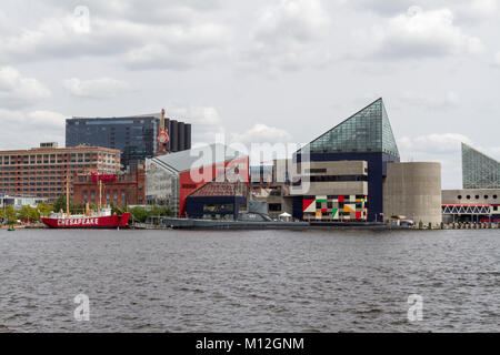 Das National Aquarium gesehen über den Baltimore Inner Harbor, Baltimore, Maryland, USA. Stockfoto