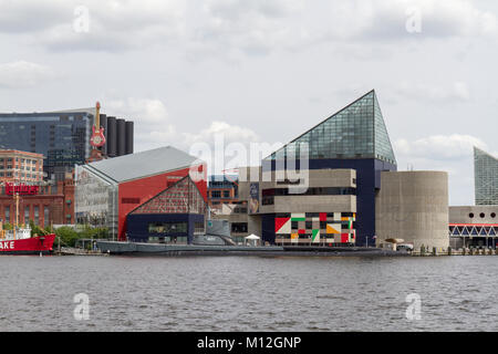 Das National Aquarium gesehen über den Baltimore Inner Harbor, Baltimore, Maryland, USA. Stockfoto