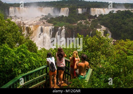 Touristen, die Iguaçu Wasserfälle an der Grenze Brazil-Argentina, Iguaçu Nationalpark, Paraná, Brasilien Stockfoto