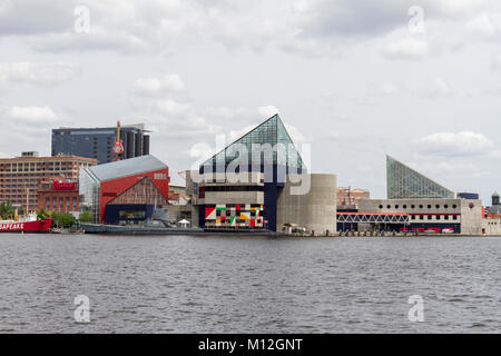 Das National Aquarium gesehen über den Baltimore Inner Harbor, Baltimore, Maryland, USA. Stockfoto