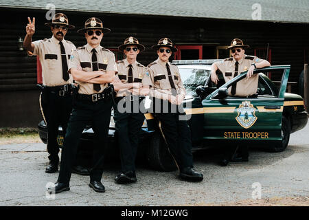 RELEASE DATE: April 20, 2018 TITEL: Super Troopers 2 STUDIO: Fox Searchlight Pictures Regie: Jay Chandrasekhar PLOT: Wenn eine grenzüberschreitende Streitigkeit zwischen den USA und Kanada, die Super Troopers mit der Errichtung einer Highway Patrol Station in dem umstrittenen Gebiet betraut sind. Hauptdarsteller: Jay Chandrasekhar, Erik Stolhanske, Steve Lemme, Paul Soter, Kevin Hefferman. (Bild: © Fox Searchlight Bilder/Unterhaltung Bilder) Stockfoto