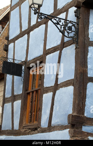Fachwerkhäuser im Dorf Eguisheim im Elsass/Frankreich Stockfoto