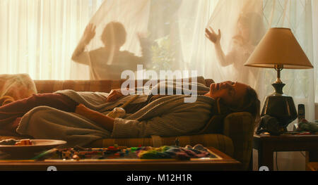 RELEASE DATE: April 20, 2018 Title: Tully STUDIO: Focus Features Regie: Jason Reitman PLOT: Marlo, eine Mutter von drei einschließlich eines Neugeborenen, der begabt ist eine Nacht Nanny von ihrem Bruder. Zögerlich die Extravaganz, Marlo kommt eine einzigartige Bindung mit den nachdenklichen, überraschende und manchmal schwierigen Jungen Kindermädchen namens Tully. Hauptdarsteller: Charlize Theron als Marlo. (Bild: © Focus Features/Entertainment Bilder) Stockfoto