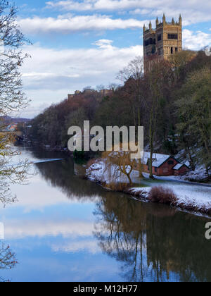 DURHAM COUNTY DURHAM/UK - Januar 19: Blick über den Fluss auf die Kathedrale in Durham County Durham am 19. Januar 2018 Verschleiß Stockfoto