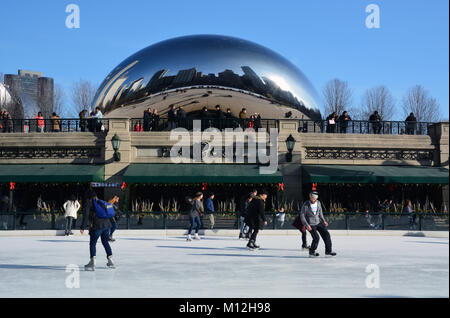 Leute Eislaufen am Millennium Park Eisbahn ist im Schatten der legendären Cloud Gate Skulptur, die auch als "die Bohne" bekannt Stockfoto