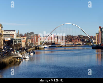 GATESHEAD, Tyne und Wear/UK - Januar 20: Blick auf die Millennium Bridge in der Dämmerung in Gateshead, Tyne und am 20. Januar 2018 tragen. Nicht identifizierte Personen Stockfoto