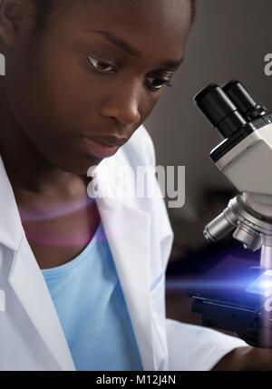Afrikanisch-amerikanischer Wissenschaftler, medizinische Arbeiter, Tech oder Doktorand arbeitet mit Mikroskop Stockfoto