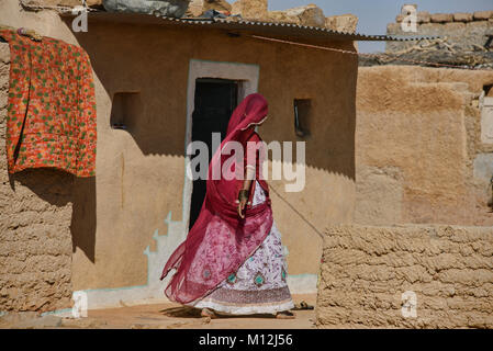 Frauen in einer ländlichen Gemeinde in der Wüste Thar, Rajasthan, Indien Stockfoto