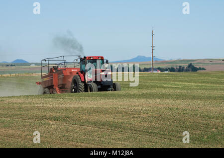 Case International Tractor Pulling ein heston Quaderballenpresse. Goldendale, Washington, USA Stockfoto