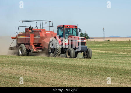 Case International Tractor Pulling ein heston Quaderballenpresse. Goldendale, Washington, USA Stockfoto