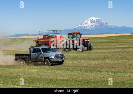 Case International Tractor Pulling ein heston Quaderballenpresse. Goldendale, Washington, USA Stockfoto