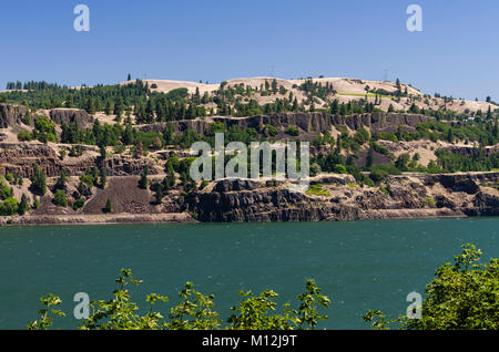 Basaltfelsen steigen aus dem fließenden Columbia River. Stockfoto