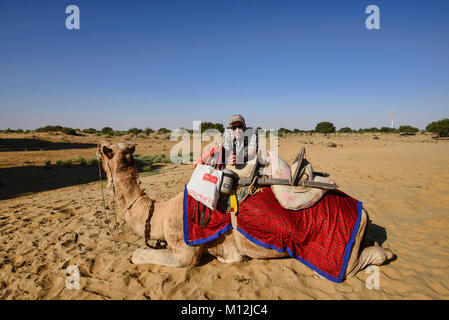 Laden Kamel ein Kamel Safari, Wüste Thar, Rajasthan, Indien Stockfoto