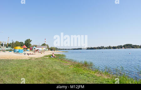 BELGOROD, Russland - August 30.2016: Stadtmenschen ein Sonnenbad auf der Stadt Strand am Fluss Seversky Donez Stockfoto