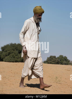 Alter Mann in der Wüste Thar, Rajasthan, Indien Stockfoto