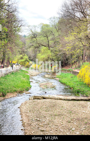 KISLOVODSK, Russland - April 30.2015: Flussbett des Flusses Olkhovka in einen städtischen Park Stockfoto