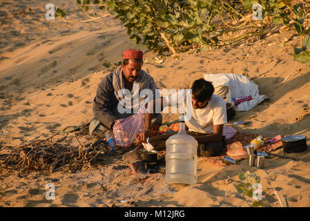 Kochen in der Thar Wüste von Jaisalmer, Rajasthan, Indien Stockfoto