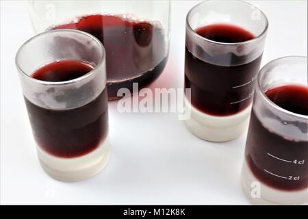 Ein Konzept Bild eines Likörs mit gefrorenen Gläsern Stockfoto
