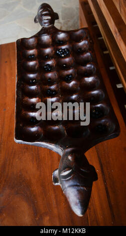 Eine traditionelle kongolesische Mancala Spiels. Stockfoto
