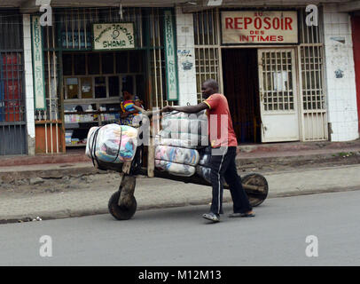 Chukudu ist eine traditionelle Holz- Fahrrad Transportieren von Gütern in Goma und im Osten der Demokratischen Republik Kongo. Stockfoto