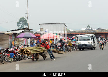 Chukudu ist eine traditionelle Holz- Fahrrad Transportieren von Gütern in Goma und im Osten der Demokratischen Republik Kongo. Stockfoto