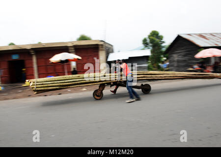 Chukudu ist eine traditionelle Holz- Fahrrad Transportieren von Gütern in Goma und im Osten der Demokratischen Republik Kongo. Stockfoto