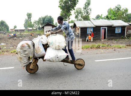 Chukudu ist eine traditionelle Holz- Fahrrad für den Transport von Gütern eingesetzt. Stockfoto