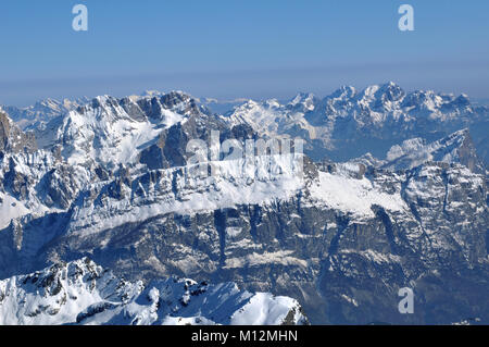 Skigebiet in den Dolomiten. Italienische Alpen im Winter. Schneebedeckte Berge Stockfoto