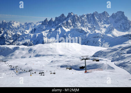 Ski Paradies in den italienischen Dolomiten. Skilift, Piste, Pisten in den Alpen Stockfoto