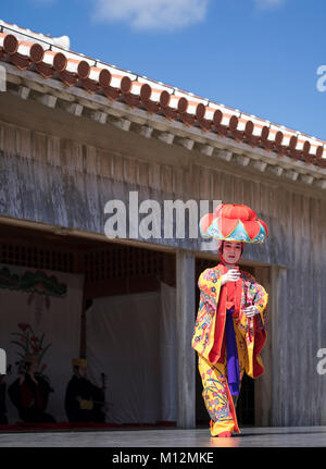 Traditionelle Ryukyu Inseln Hof Tanz in Shuri Castle New Year Festival, Naha, Okinawa, Japan Stockfoto