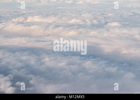 Eine flauschige Decke der Wolken von oben gesehen Stockfoto