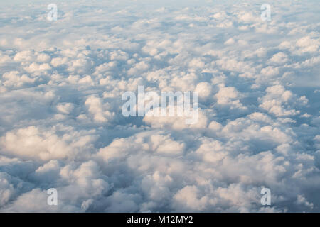 Ein Himmel voller klumpig Wolken von oben gesehen. Stockfoto