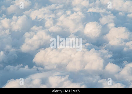 Ein Himmel voller klumpig Wolken von oben gesehen. Stockfoto